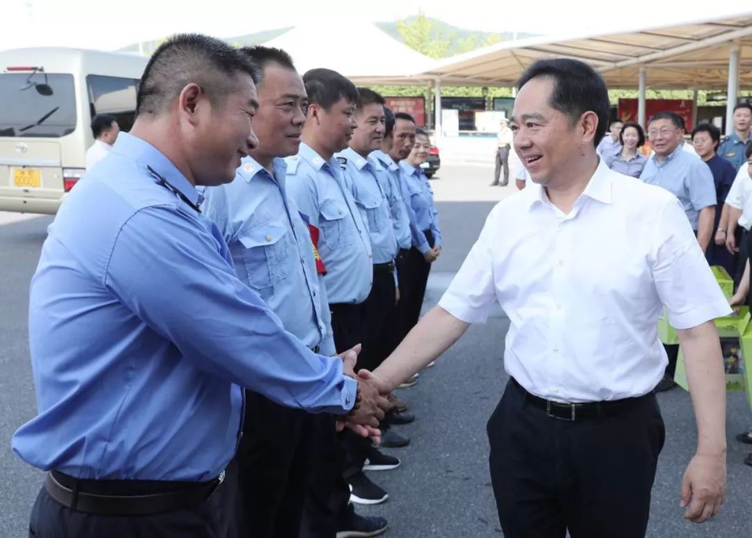 马晓晖首先来到仁皇山路与青铜路交叉口看望正在值勤的交警.