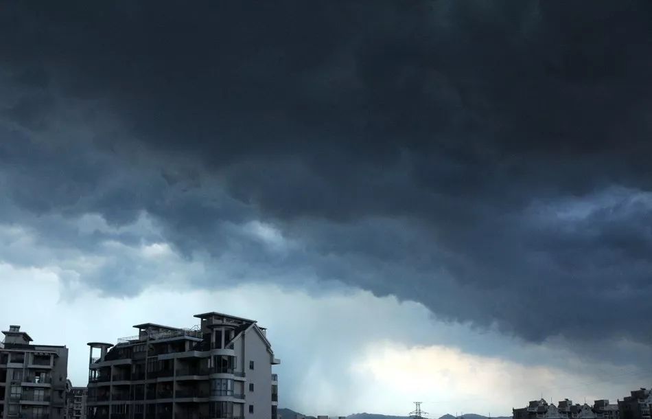 昨晚雷雨中的会宁县城
