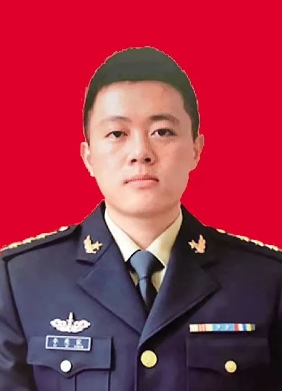 李奕宸,96715部队空军上尉军官,江南街道金胜社区人