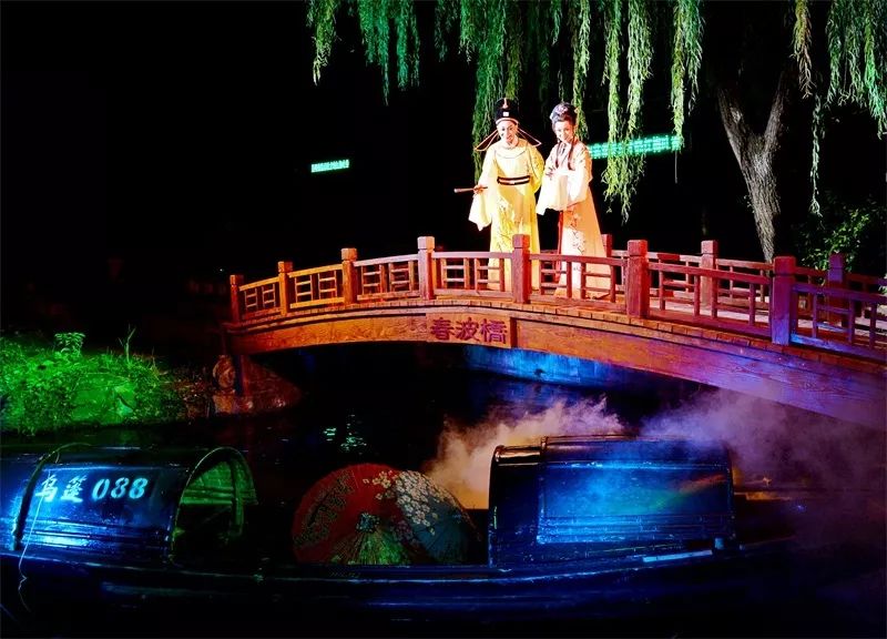 在沈园之夜在这里每一处都有它的故事见景思人"诗书飘香"和"鹊桥传