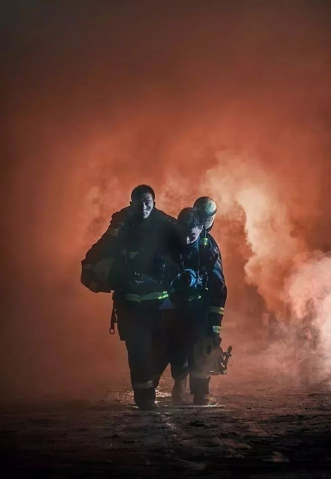 八一建军节致敬昨日的消防军人