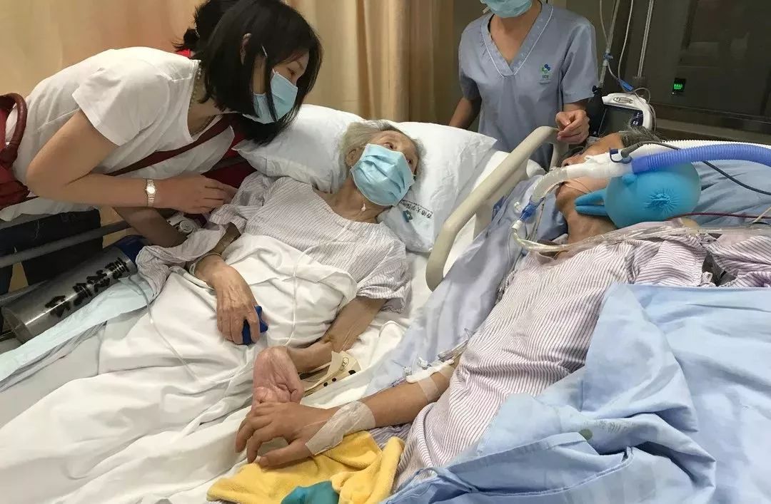 icu(重症监护室)里,70多岁的彭奶奶呼唤着躺在病床上另一张病床上老伴