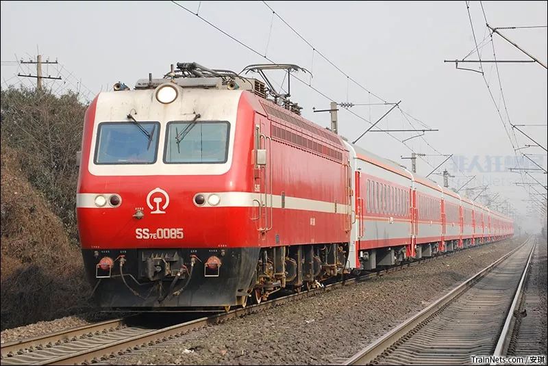 2007年.ss7e牵引成渝线列车.