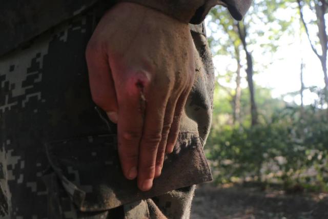 未愈的伤口,是成长的见证依旧紧紧地握着钢枪这双手即使受伤擒拿格斗