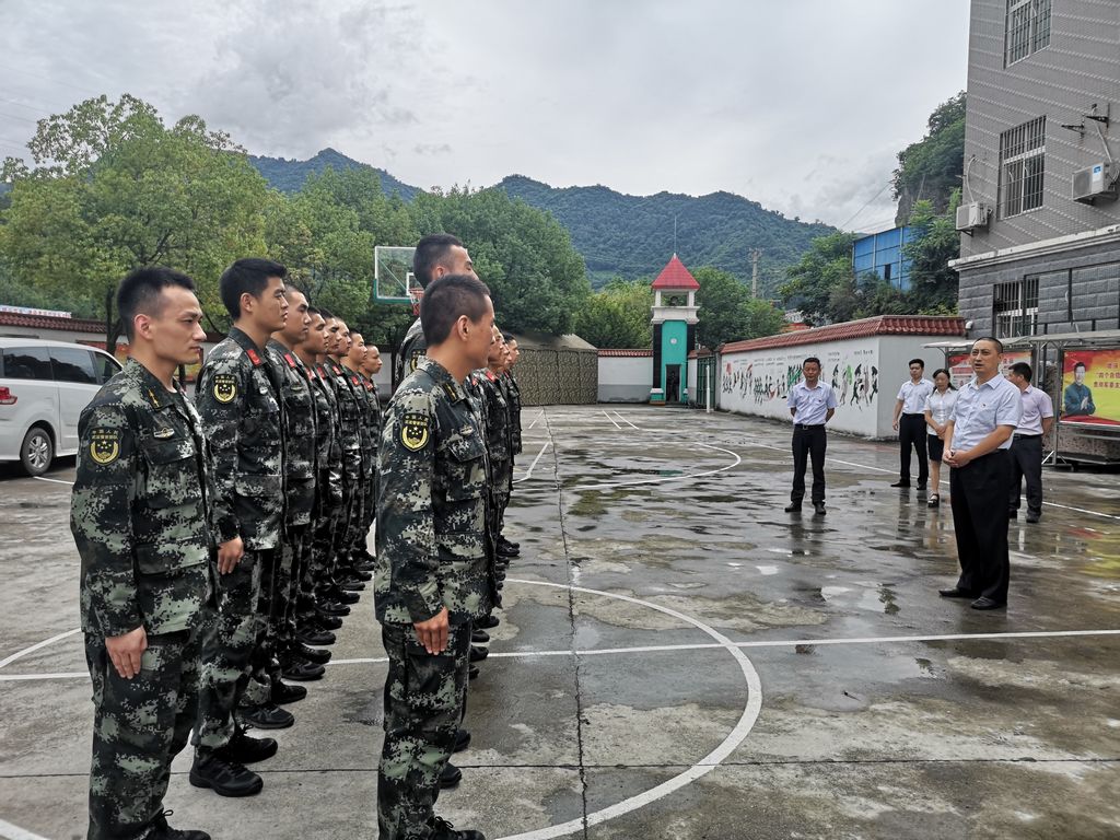 7月30日,在"八一"建军节来临之际,农行安康岚皋县支行组织干部职工赴