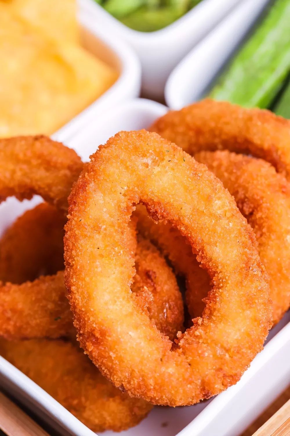 下酒必备的小吃拼盘超精致,有鸡肉圈,玉米片,秋葵干,腰果,薯条和