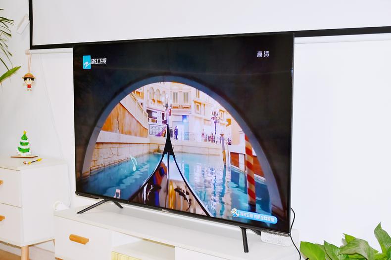 4k视频ai声控海信e7d全面屏电视来了