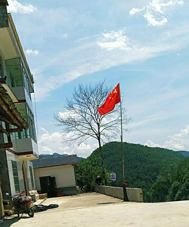 通城镇长桂村,一面迎风飘扬的五星红旗在蓝天白云的照耀下,显得格外