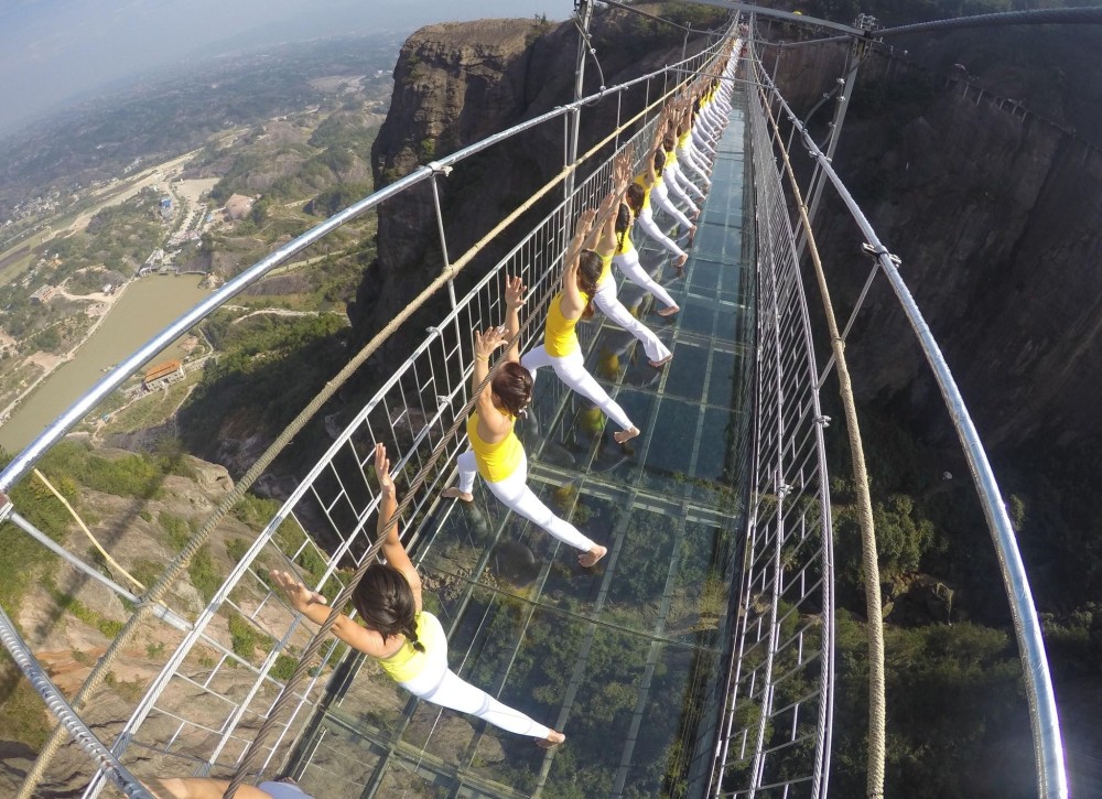 世界首条全透明玻璃桥悬空于峡谷之上自然与现代技术完美结合