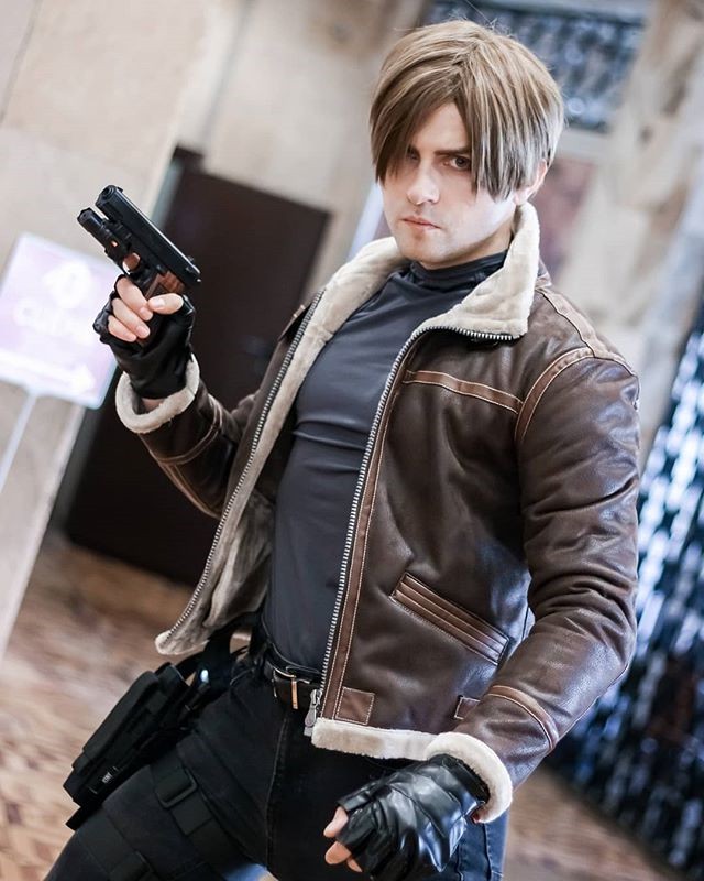 国外小哥cos《生化危机4》 堪称突破次元的神还原_经典