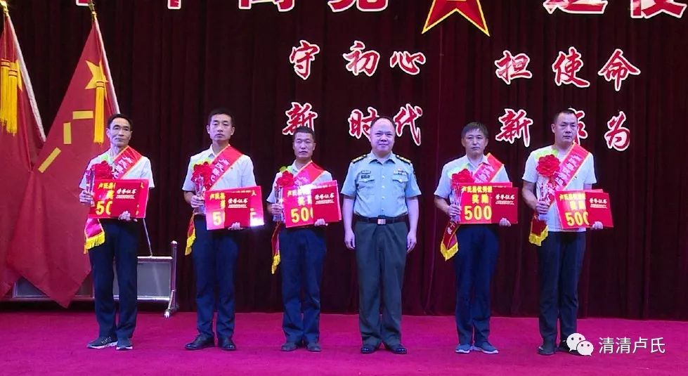 王建强致辞说,此次颁奖典礼的举办,旨在展示我县优秀退役军人牢记使命