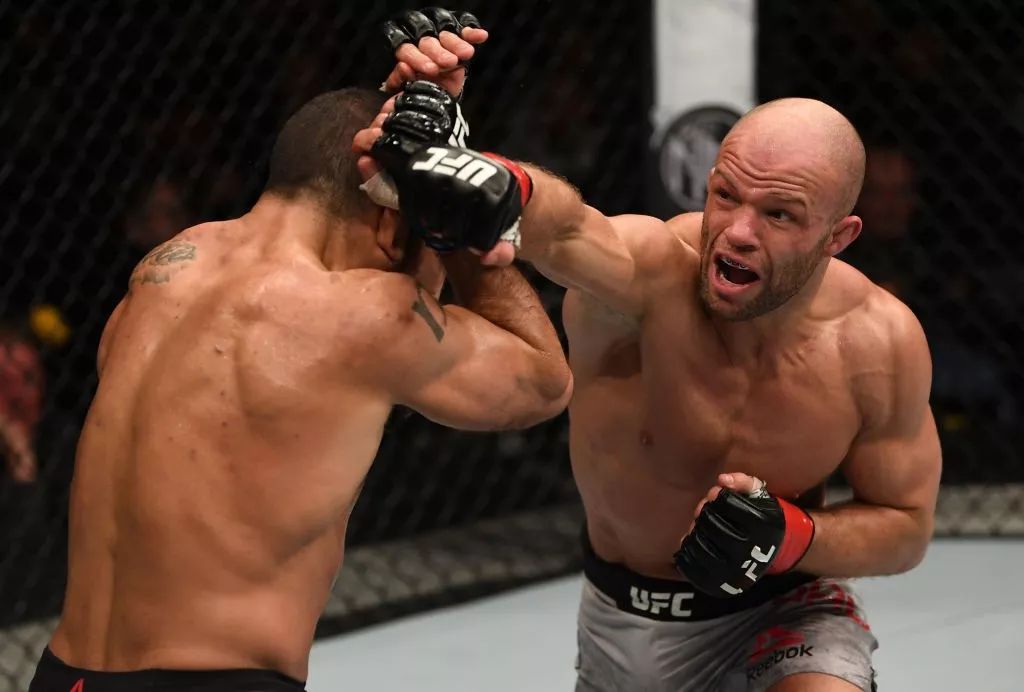 蝇量级凯-卡拉-弗朗斯vs马克-德拉罗萨作为"最后的武艺大成者"阿迪