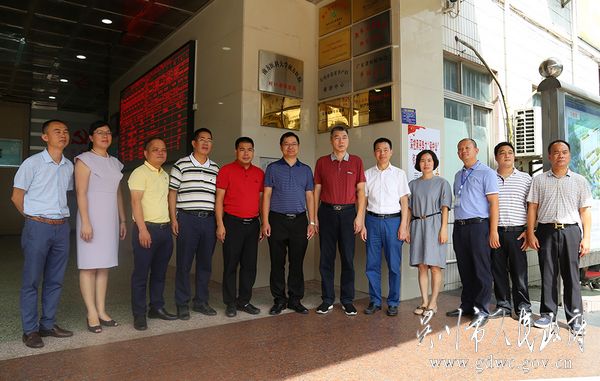 我市卫生健康局长肖亚帝,副局长林静,市人民医院院长王琪及副院长李东
