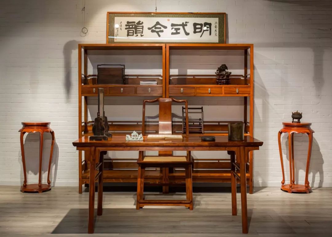 文人书房中家具的摆放,不会像厅堂那样布置,不讲究上下尊卑的陈设礼仪