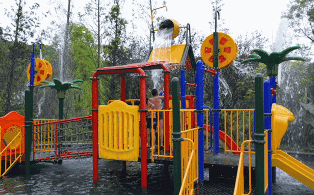 我们会在温泉,水上冲关,造浪池,儿童水寨等投放泡泡机~煞是好看!