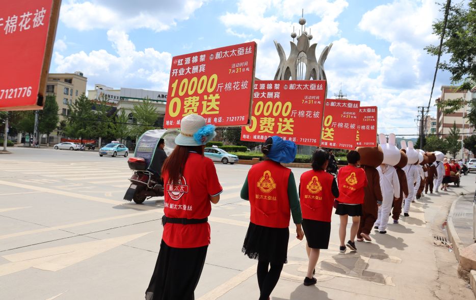 宣威今天出现一群游街大妈看看他们在整什么