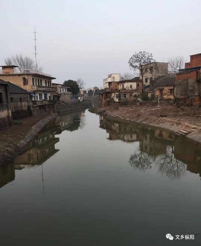 云岩闲草闻说古镇汤沟