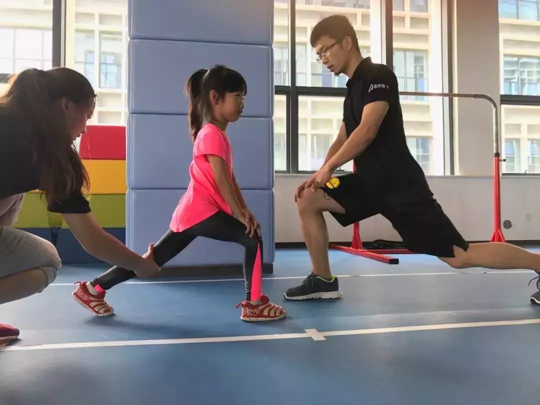 直观法了解学生对动作技术的掌握情况,然后通过引导,纠正,指导等方法