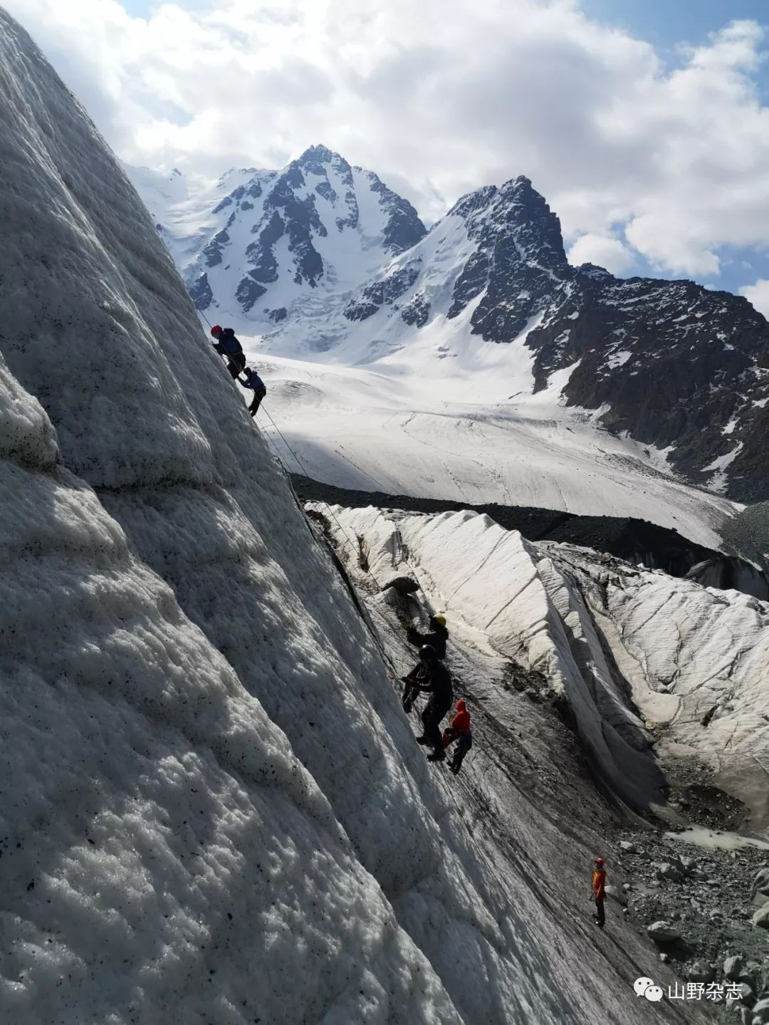 参加培训的学员既有对高山技能一无所知的普通登山爱好者,也有经常