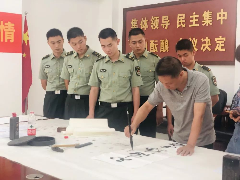 书香进军营翰墨传真情