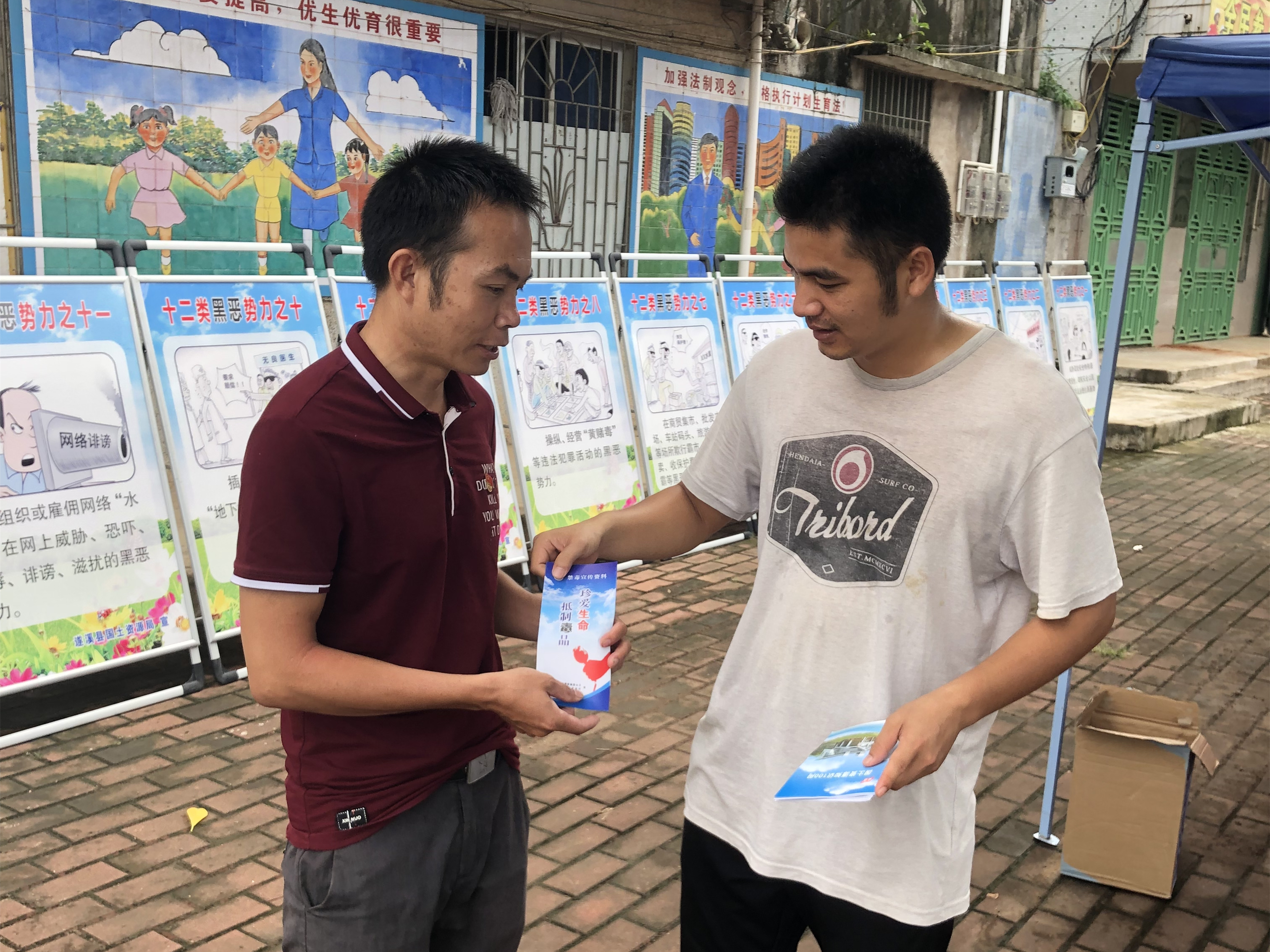 遂溪县建新镇禁毒宣传走进建新市场