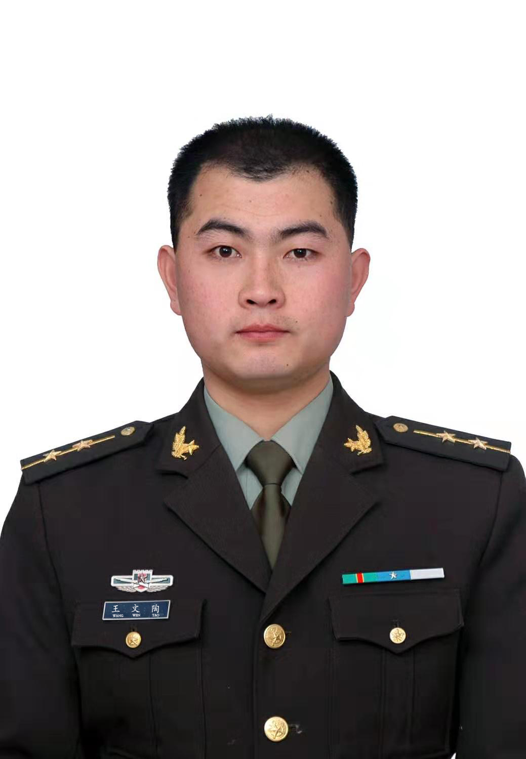 致敬军人丨退伍不褪色,脱下军装换上白大衣,冲锋在没有硝烟的战线上