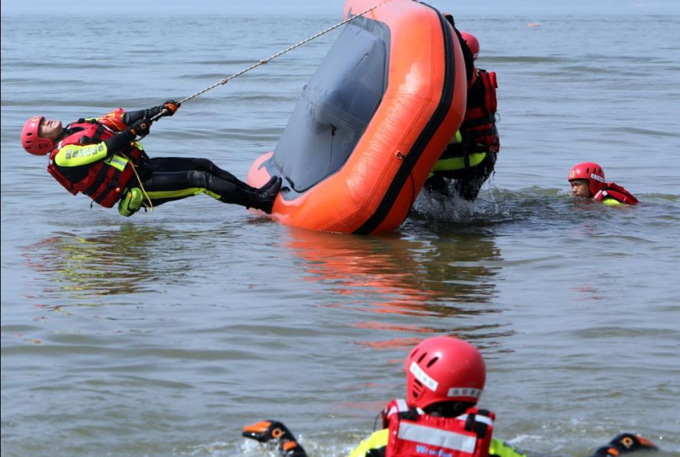 揭秘| "活饵"救人怎么救?船翻了怎么办?这些动图告诉你!