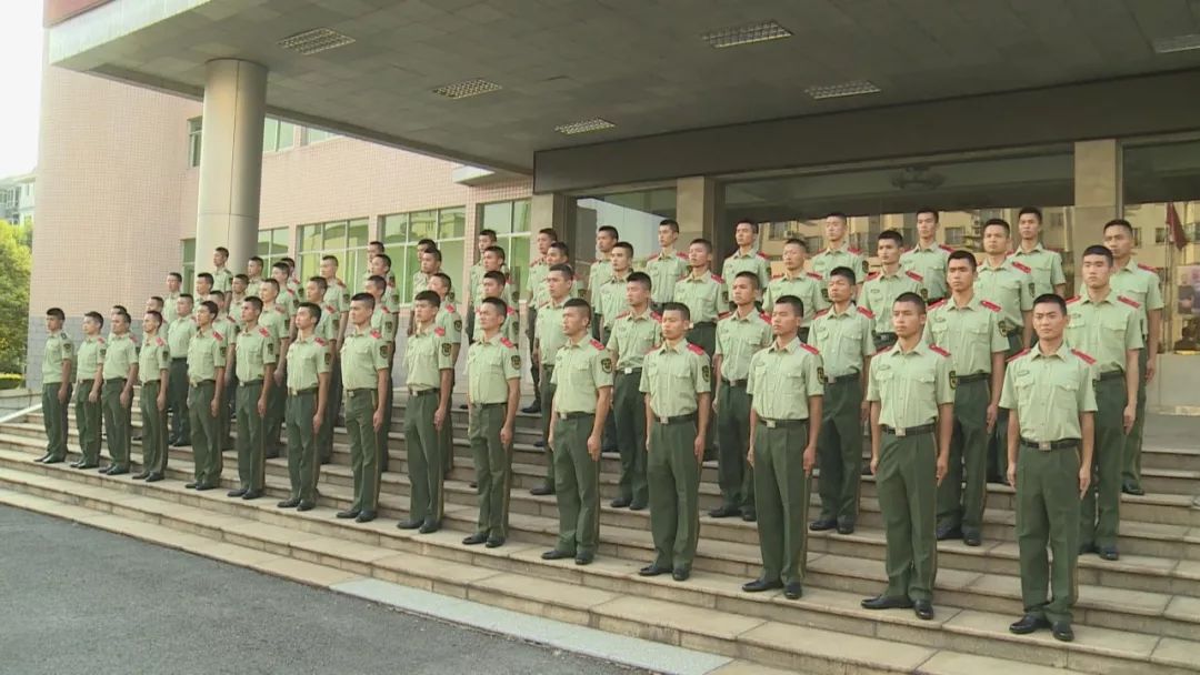 廖勇烈士為空軍某部一級飛行員,去年在執行飛行任務時犧牲,年僅30歲.