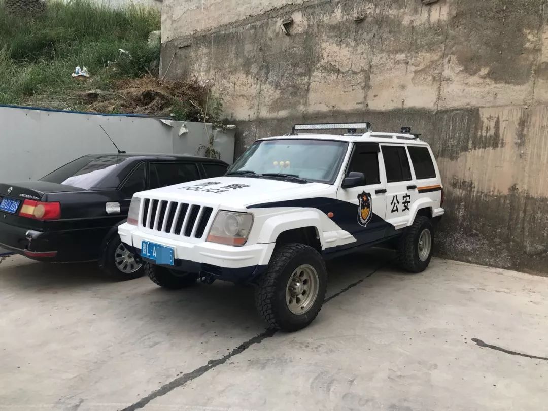 西宁惊现一辆假警车.