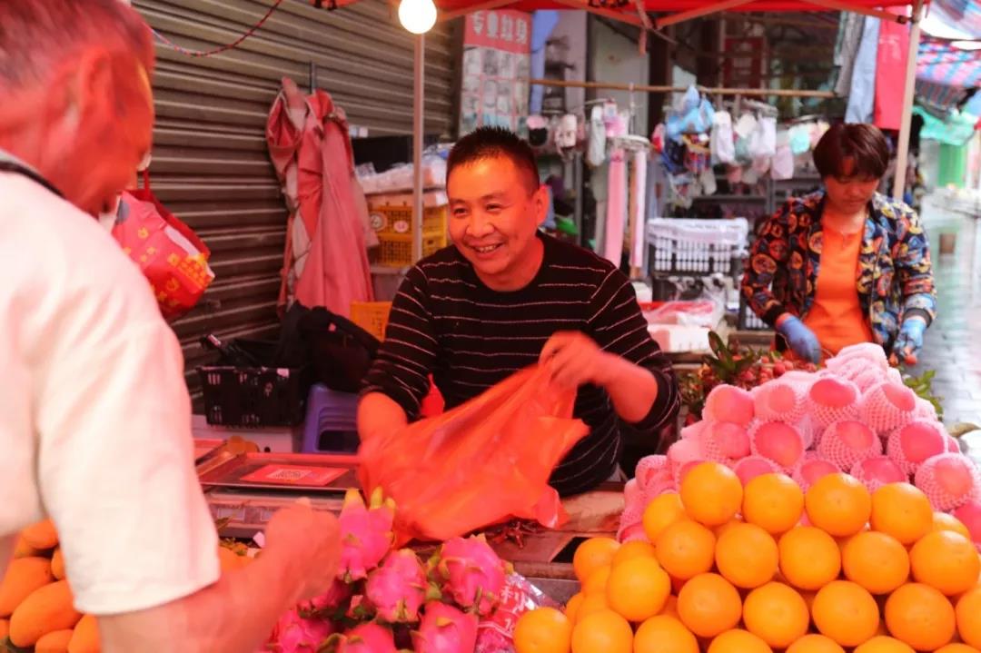 回家"继承家业"卖水果,他成为整条街最靓的仔_付祥飞