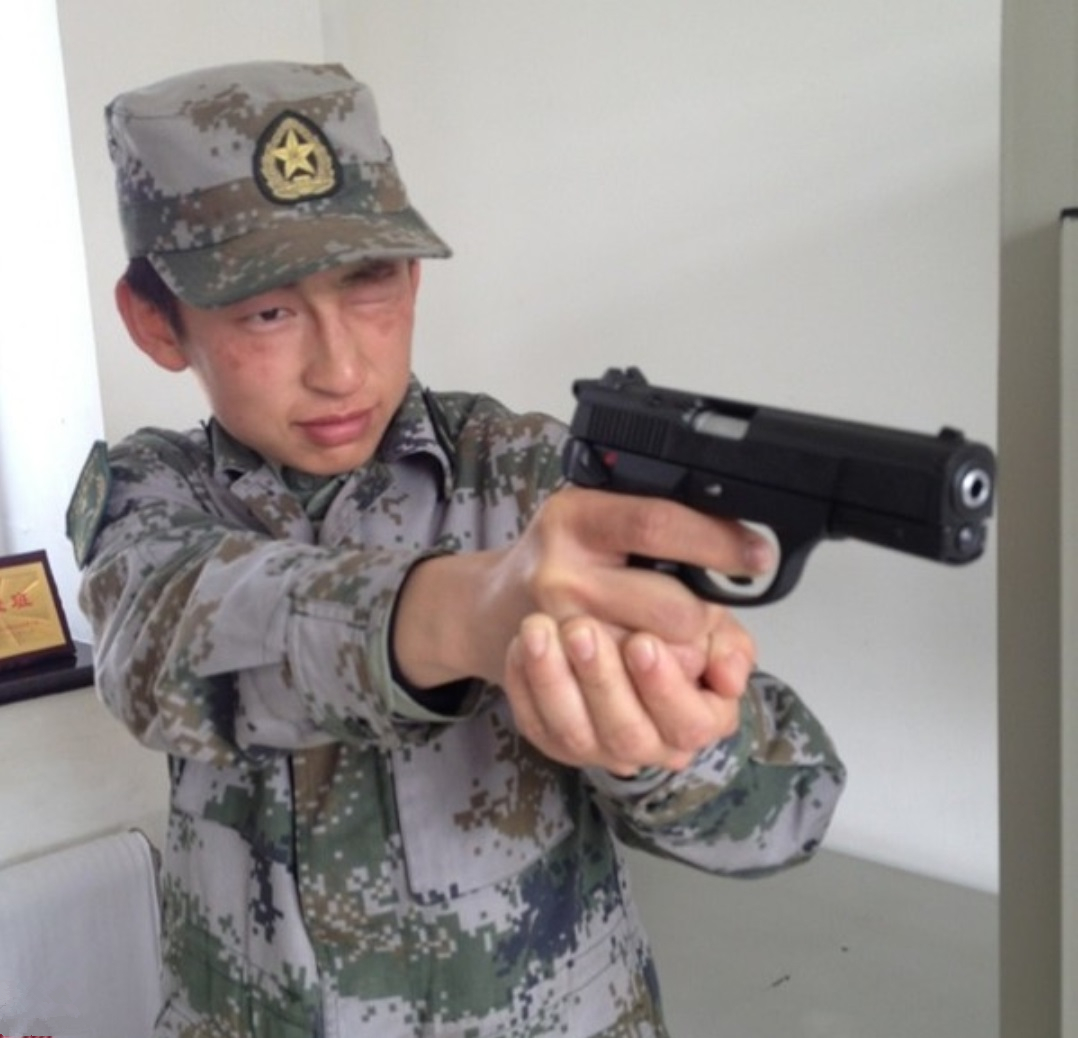 单位:大兴沟森林公安局姓名:杨钊军龄:2年警龄:3年从军装到警服,改变