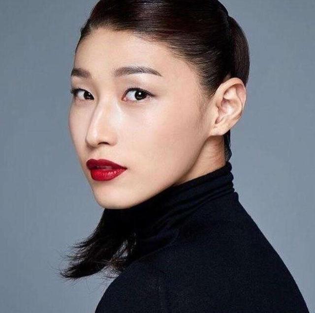 31岁的韩国巨星金软景整容后越来越有女人味,朱婷也该多打扮下?