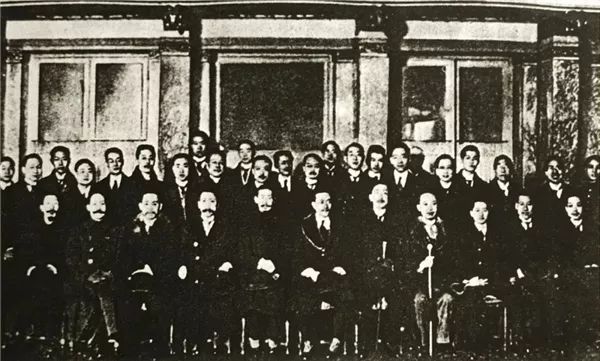 顾维钧如何在巴黎和会上代表中国,争取山东权益?