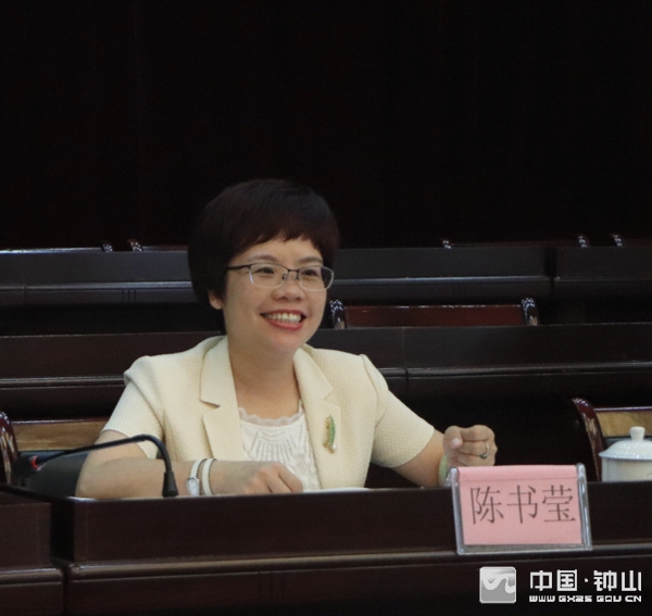 图为县长陈书莹在会上讲话图为会议现场场景