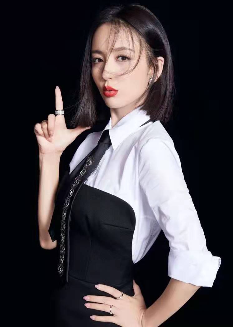 "丫丫"佟丽娅优雅时尚写真,女王气质魅力值不减