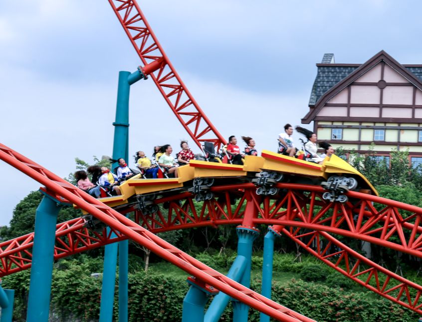 时速高达90公里/小时的过山车冲上云霄几秒时间即刻冲上云端神话360