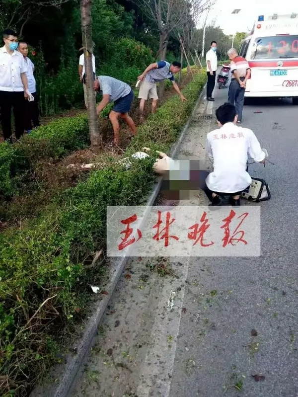 玉林20岁男子骑改装"电驴"失控撞树,当场死亡