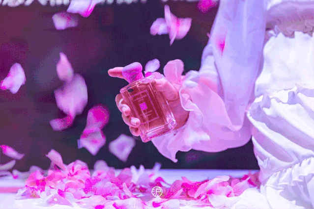 上缱绻飘落更击中少女心的是真实的粉色花瓣雨花瓣从屏幕上缓缓飘落