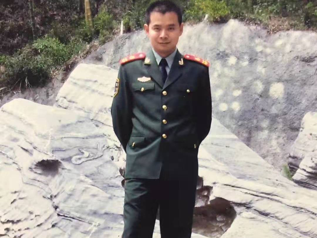 "八一"建军节#谢谢你们的守护!_军装