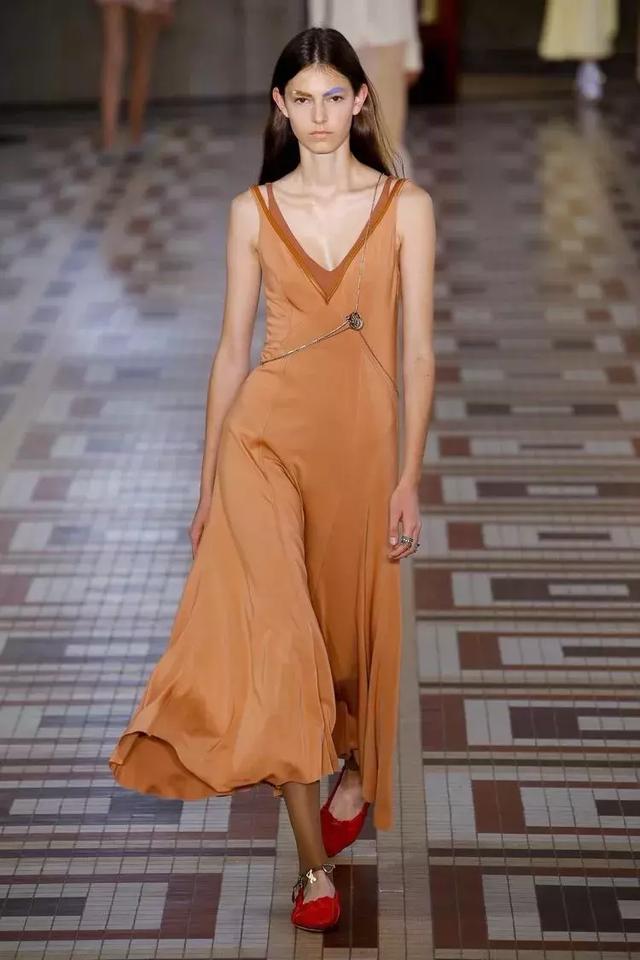 看t台模特最新走秀的时尚潮流款