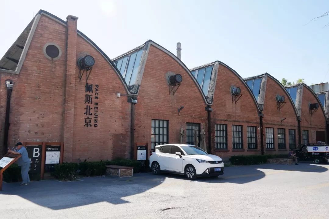 比如798中的"佩斯北京",就是上世纪六十年代德国建筑师设计的大型锯齿