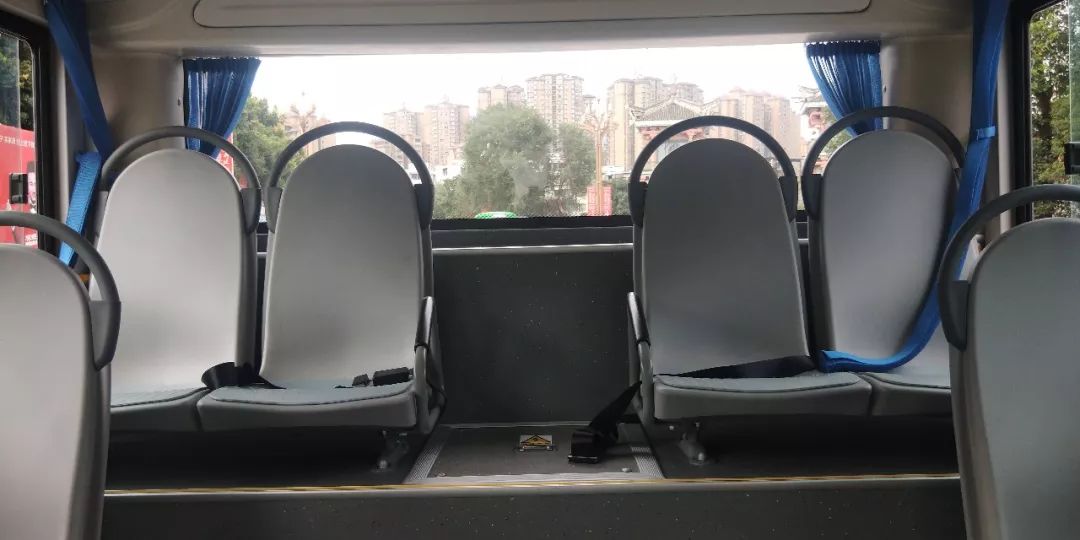 后排座椅配有安全带1.//新公交车有什么特别之处?