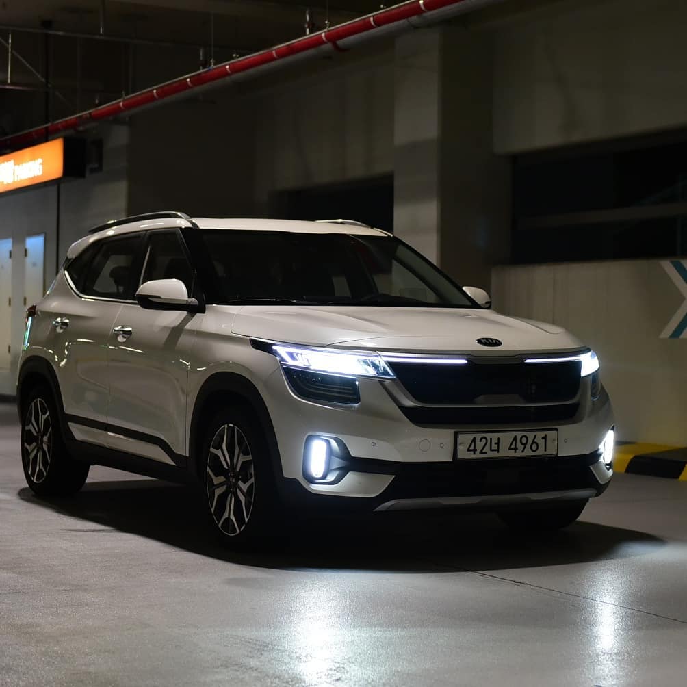 时尚的年轻化设计 全新起亚seltos海外实车街拍