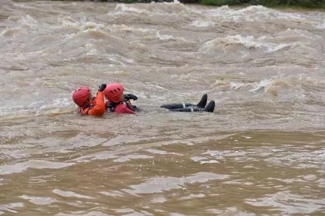 超燃!巴中消防开展水域救援实战演习