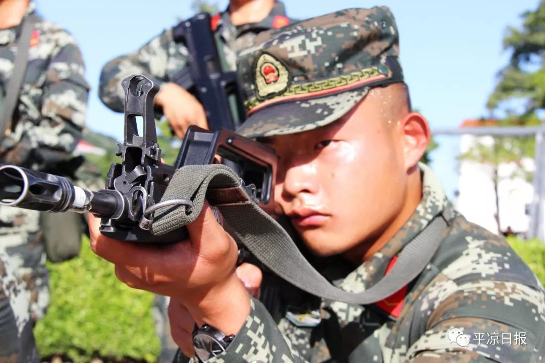 高温下的武警战士,不惧"烤验"!