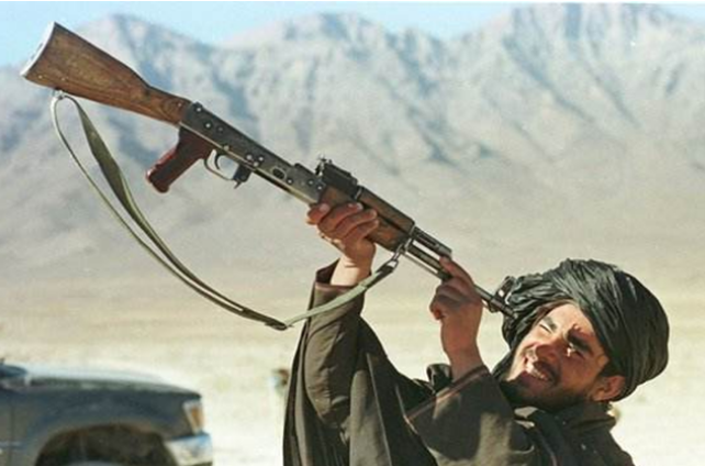 战场上被枪王ak47打中还能战斗吗别被电影骗了答案在这