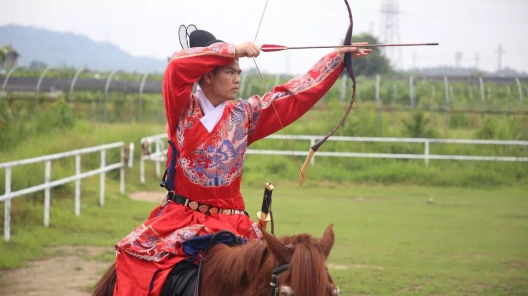 宝马雕弓营帐,胡服骑射豪放不羁落日余晖,搭箭满弓"嗖"地一声,箭正中