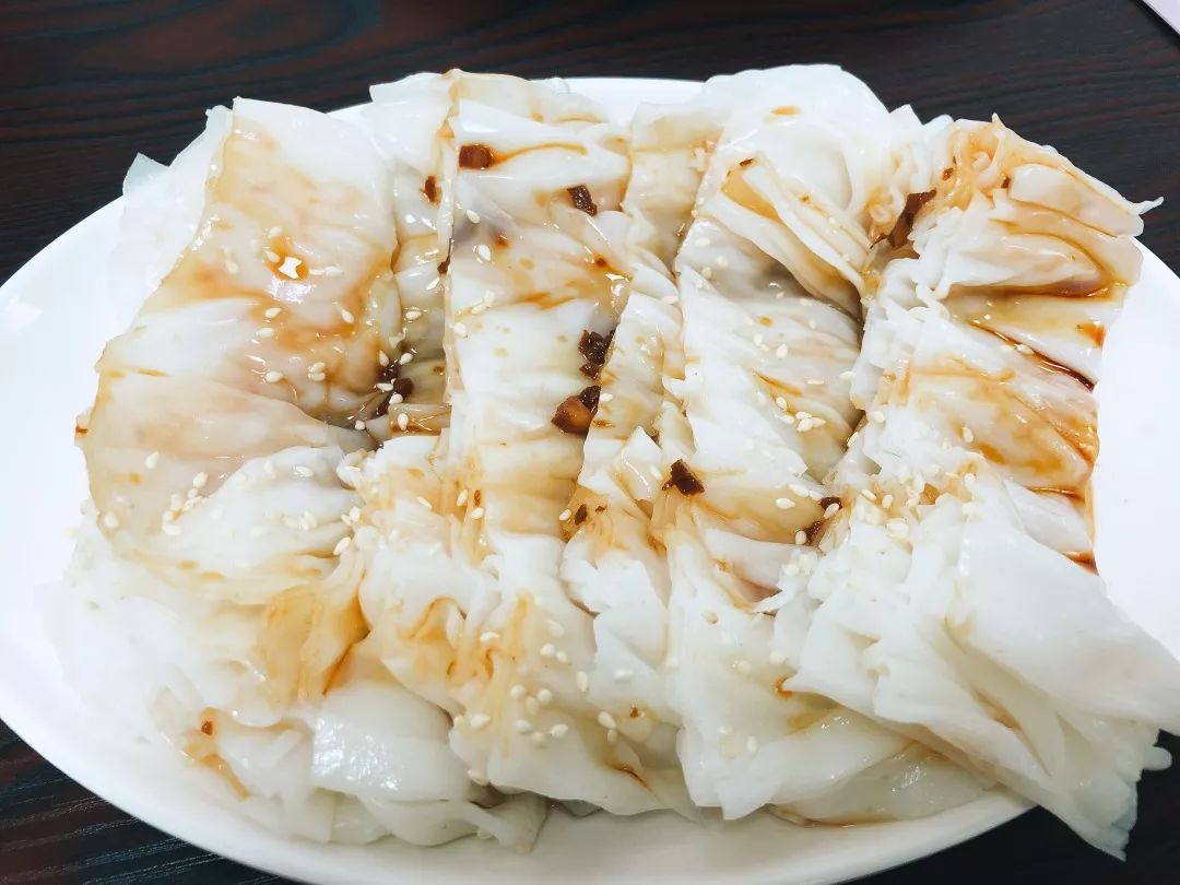 说是捞粉,其实是拌粉,只是广东人习惯把"拌"叫成是"捞",于是就一直没