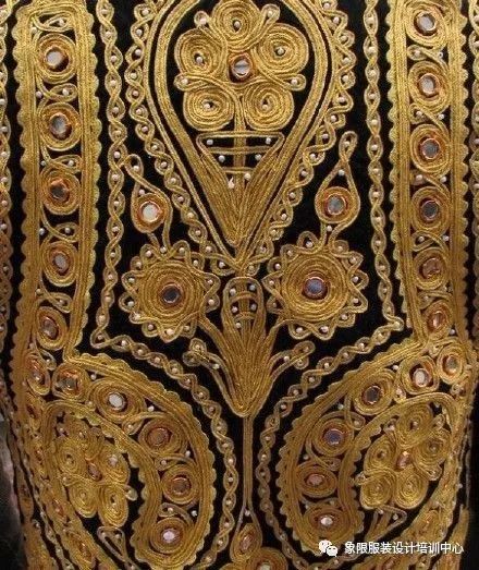 衣服上的繁华欧洲巴洛克时期刺绣