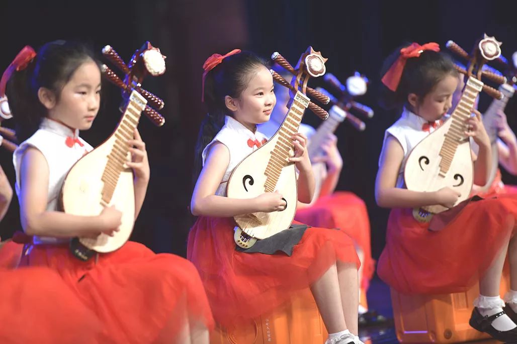 他们默契地合作了杨浦区少年宫作曲专业李墨老师编配的《踏雪寻梅》